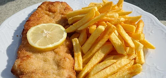 Schnitzel mit Pommes Frites bei Cafè Bistro Schnipp Schnapp