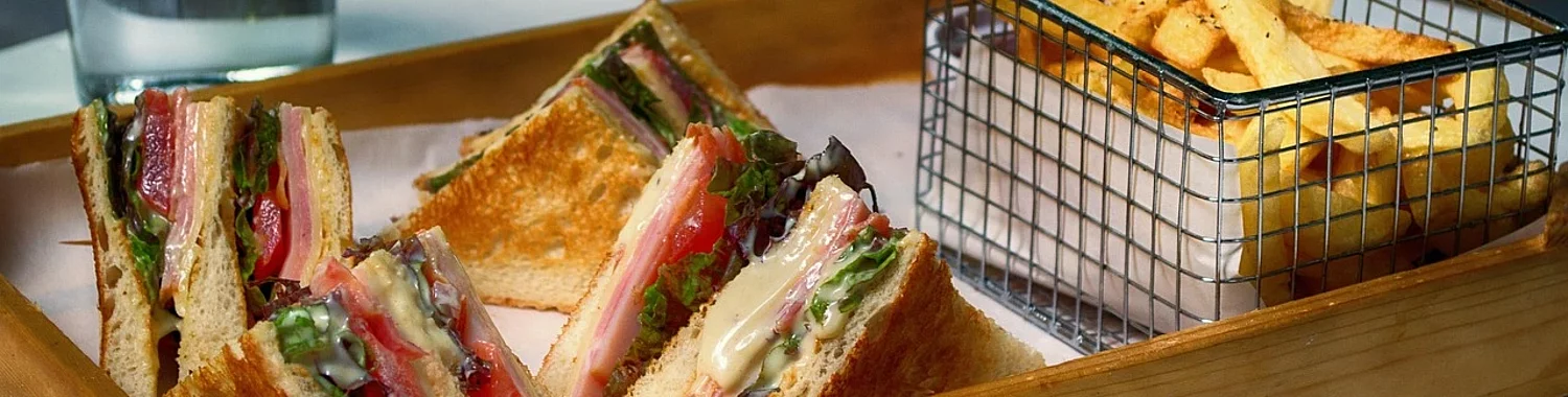 Toasts mit Pommes - Team des Cafè - Bistro Schnipp Schnapp