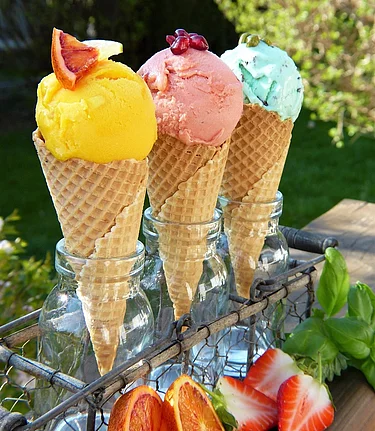 Stell dir dein eigenes Glacé oder Sorbet mit Lieblings-Toppings zusammen.
